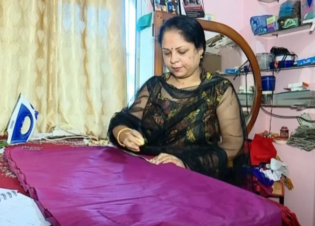  ଗୃହିଣୀରୁ ଫ୍ୟାସନ ଡିଜାଇନର । ବାଲେଶ୍ୱରର ଇପ୍ସିତା ନାୟକ ଅନ୍ୟ ମହିଳାମାନଙ୍କ ପାଇଁ ପାଲଟିଛନ୍ତି ଆଦର୍ଶ, ନିଜେ ରୋଜଗାର କରିବା ସହ ଅନ୍ୟଙ୍କୁ ଦେଉଛନ୍ତି ତାଲିମ