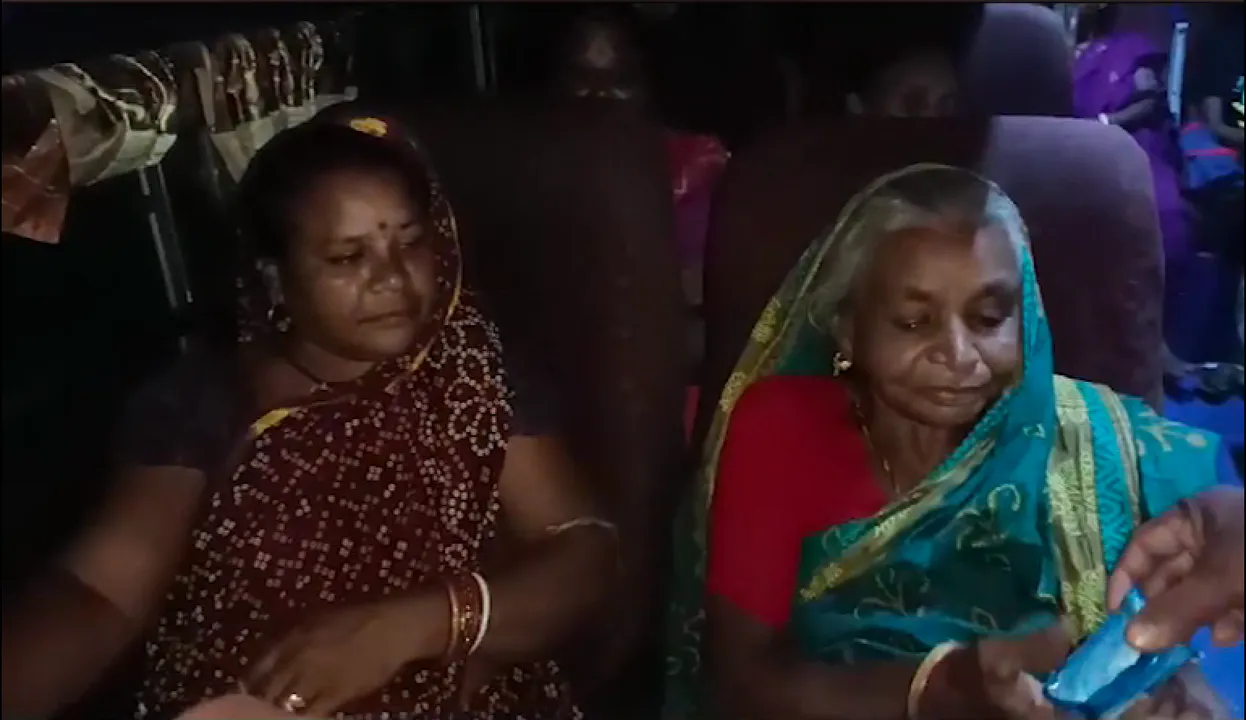  ଫେରିଲେ ବାଂଲାଦେଶରେ ଫସିଥିବା ଓଡିଶାର ରୋଗୀ । ୩ଟି ବୋଲେରୋ, ଦୁଇଟି କାର ଏବଂ ଦୁଇଟି ବସରେ ଓଡ଼ିଶା ଅଣାଯାଇଛି ।