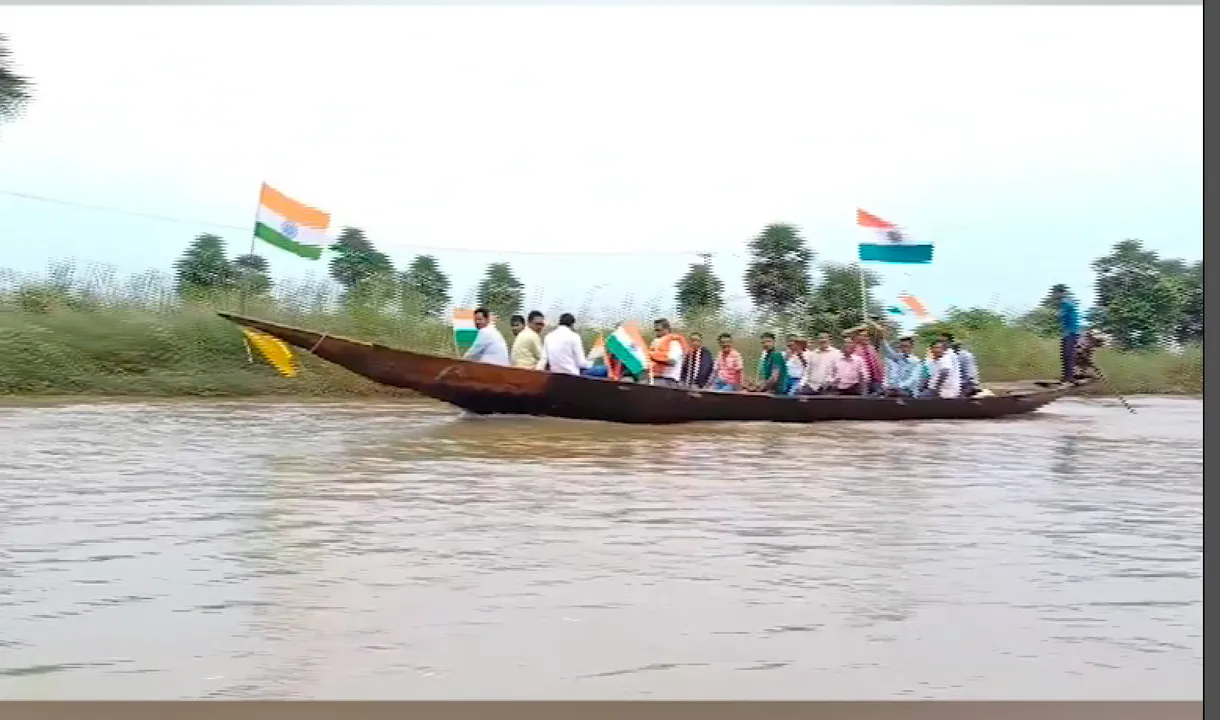  ନଦୀରେ ଫରଫର ଉଡିଲା ତ୍ରିରଙ୍ଗା । ସ୍ବାଧୀନତା ଦିବସ ଅବସରରେ ଦୟା ନଦୀରେ ତ୍ରିରଙ୍ଗା ଯାତ୍ରା ଅନୁଷ୍ଠିତ