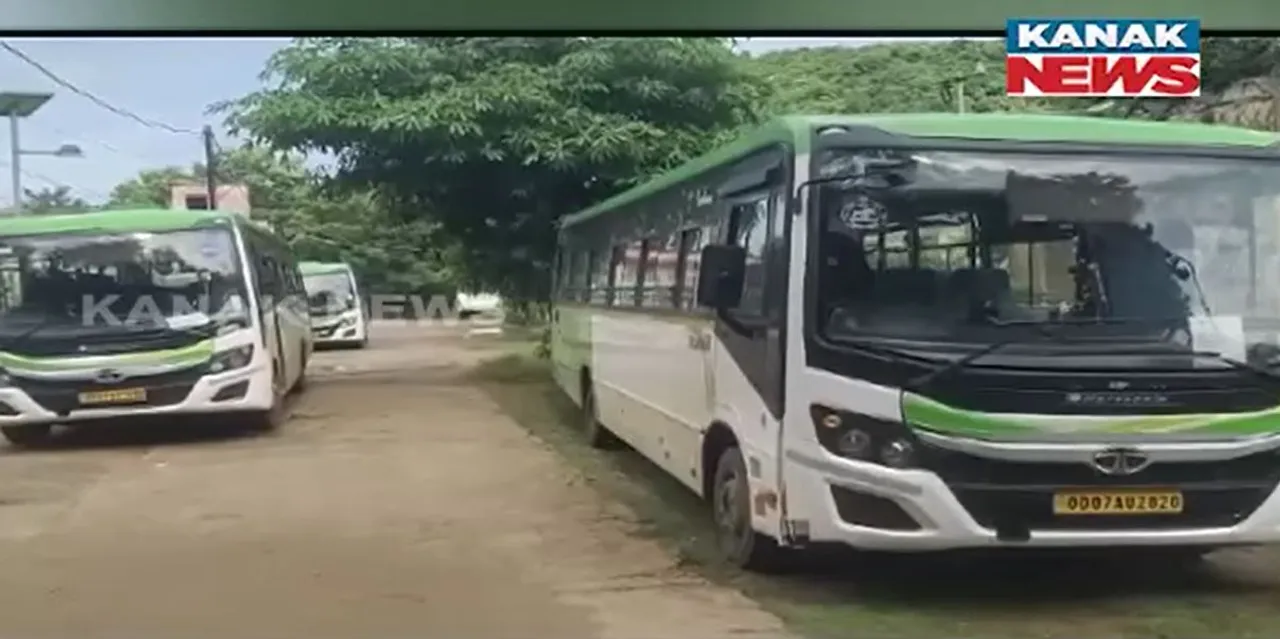  ଖଲ୍ଲିକୋଟରେ ଗଡୁନି ଲକ୍ଷ୍ମୀ ବସ୍ ; ଘରୋଇ ବସ୍ ମାଲିକଙ୍କ ପ୍ରତିବାଦ