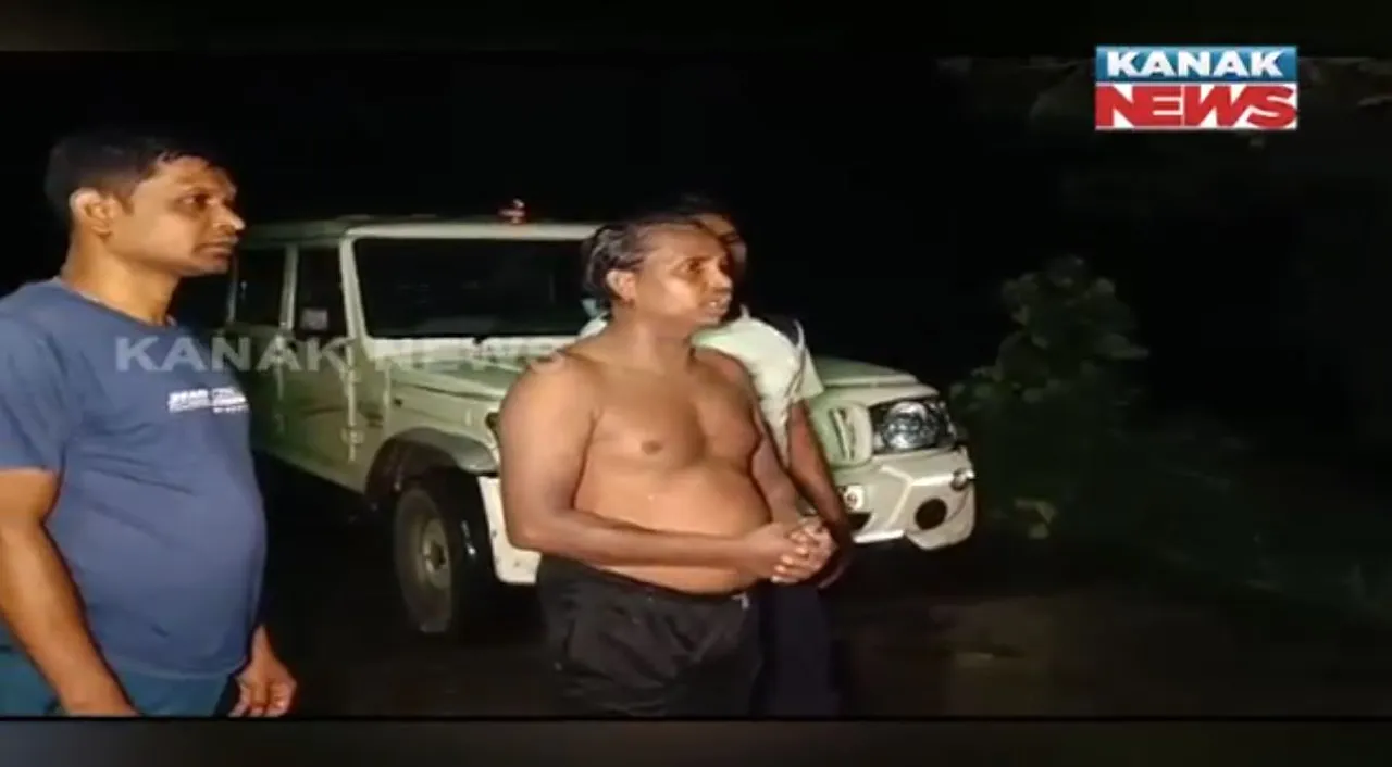  ଉଦ୍ଧାର ହେଲେ ସମ୍ବଲପୁର ମହାନଦୀରୁ ଡେଇଁପଡିଥିବା ବ୍ୟକ୍ତି ; ଗତକାଲି ରାତିରେ ନଦୀକୁ ଡେଇଁପଡିଥିଲେ