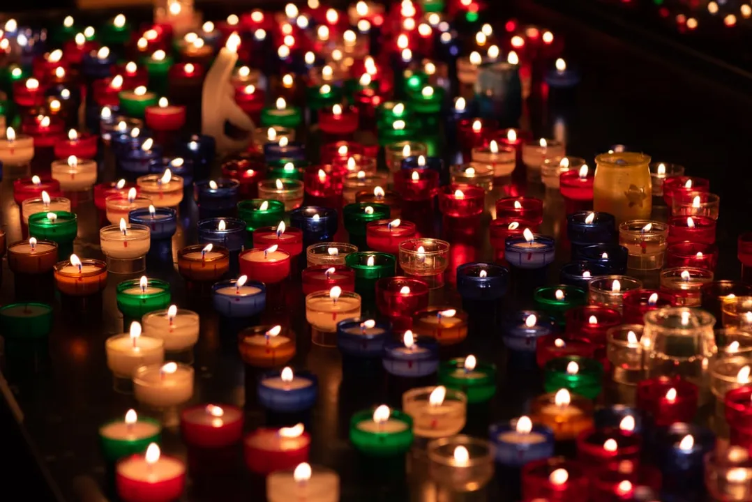 Light up your homes and buy candles online from Indian Brands this Diwali!