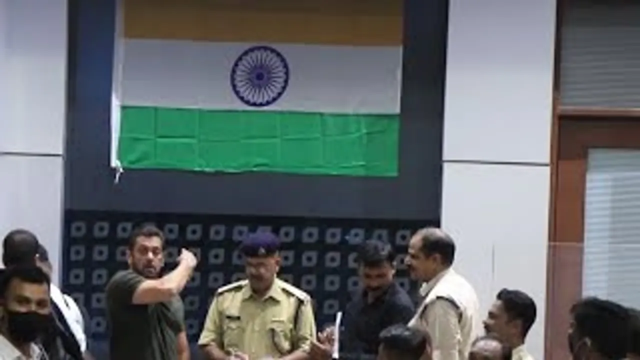 Salman Khan Shows Indian Flag on 75th Independence Day Celebrations as he leaves for KEKD shoot