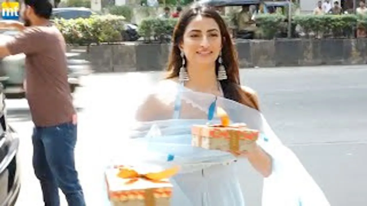 Bijlee Girl Palak Tiwari distributes Sweets to paps & wishes Happy Diwali to them
