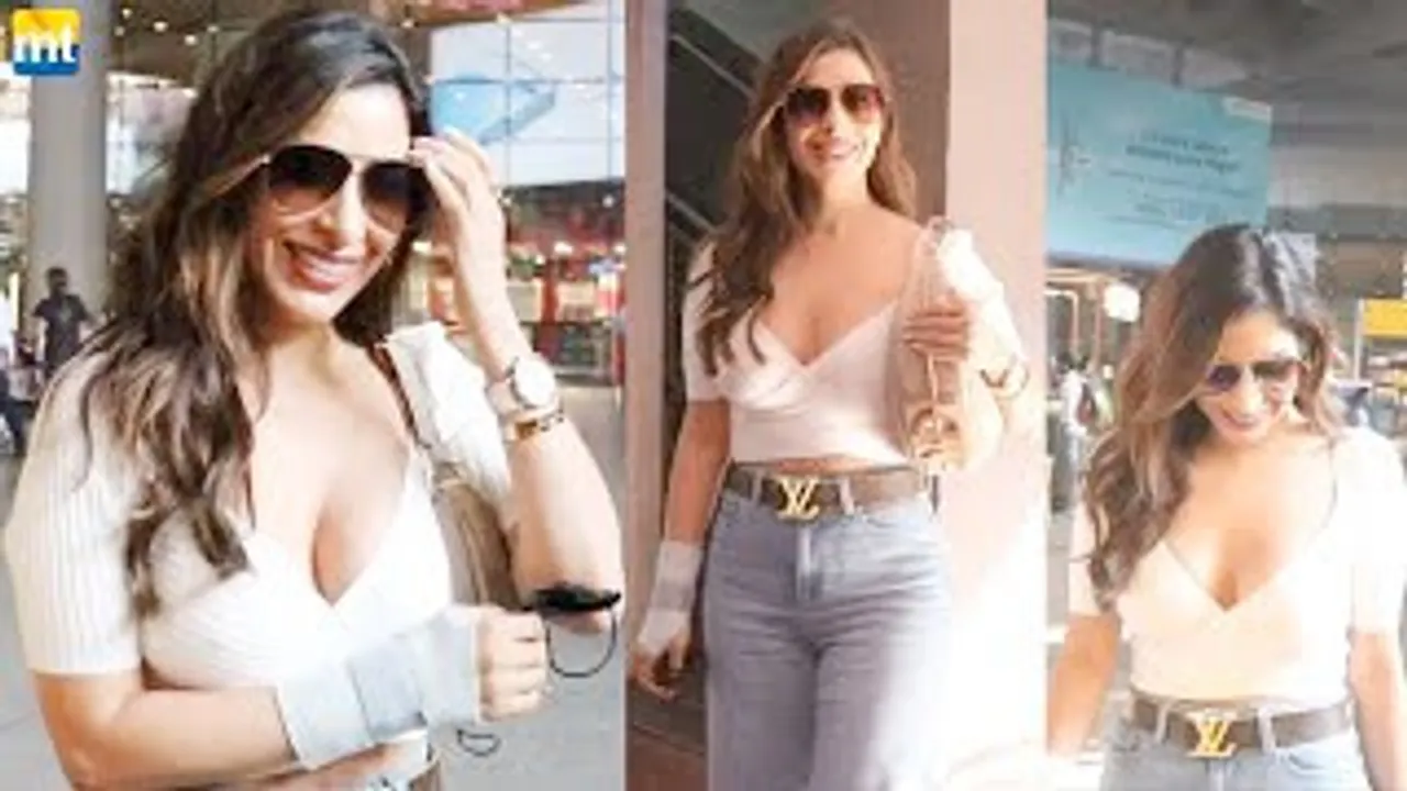 Gorgeous Sophie Choudry And Hot Poonam Pandey at airport