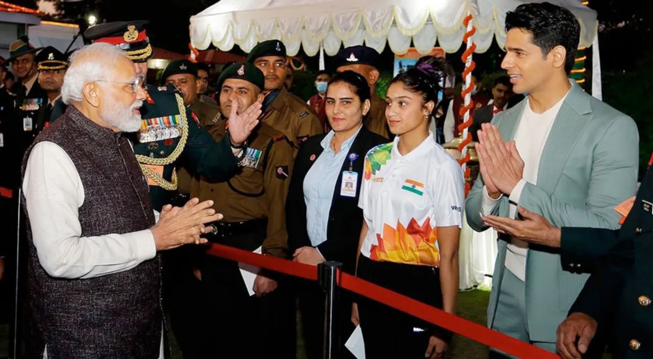 Sidharth Malhotra Attends Vijay Diwas Jashn With Army Chief, President & PM Narendra Modi –
