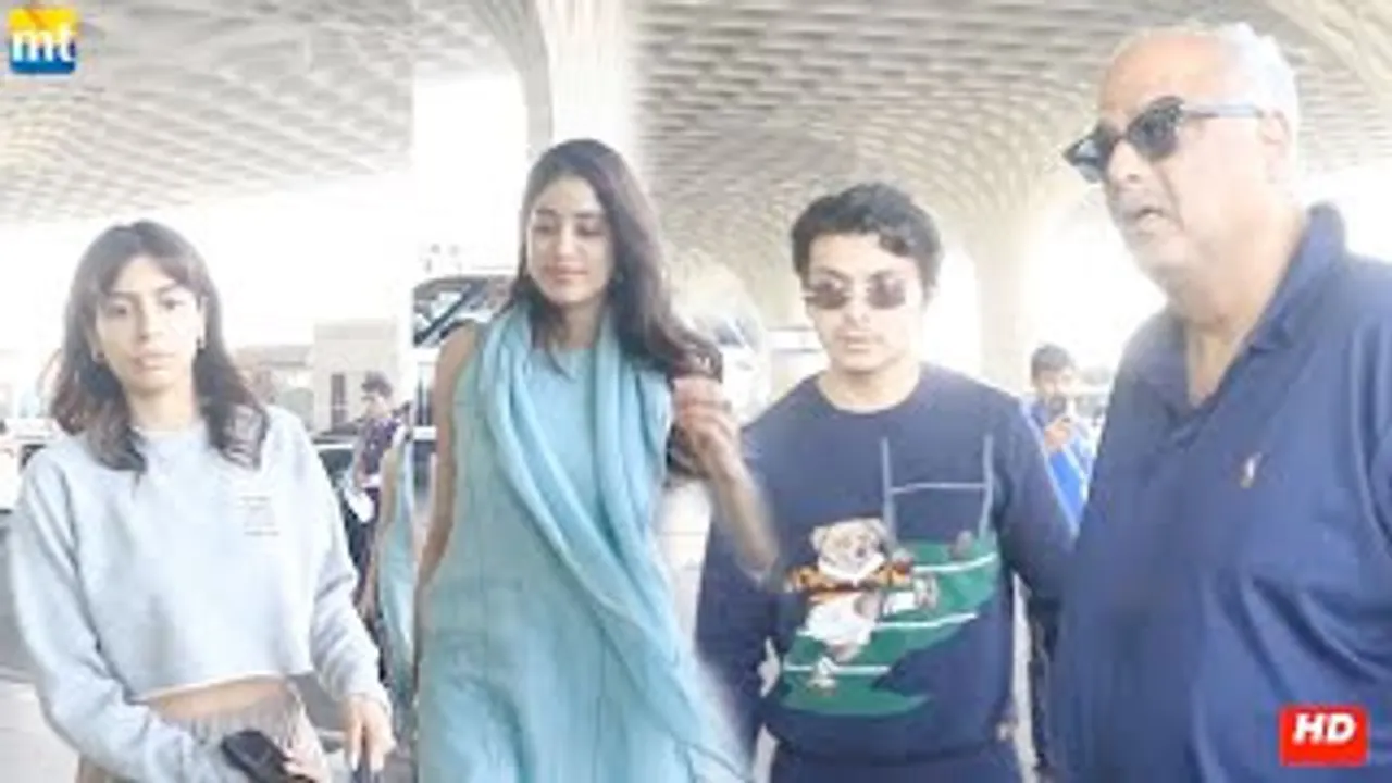 Janhvi Kapoor with BF Shikhar Pahariya, Khushi Kapoor, Tanisha Santoshi And Sabse MEHANGA Actor Boney Kapoor At The Airport