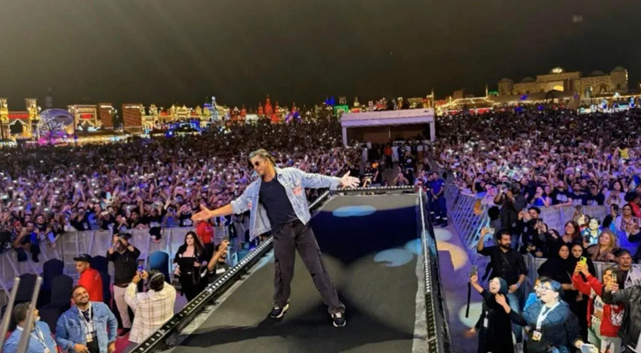 Dunki : Shah Rukh Khan Draws Signature Pose With The Largest Gathering Ever in Global Village Dubai