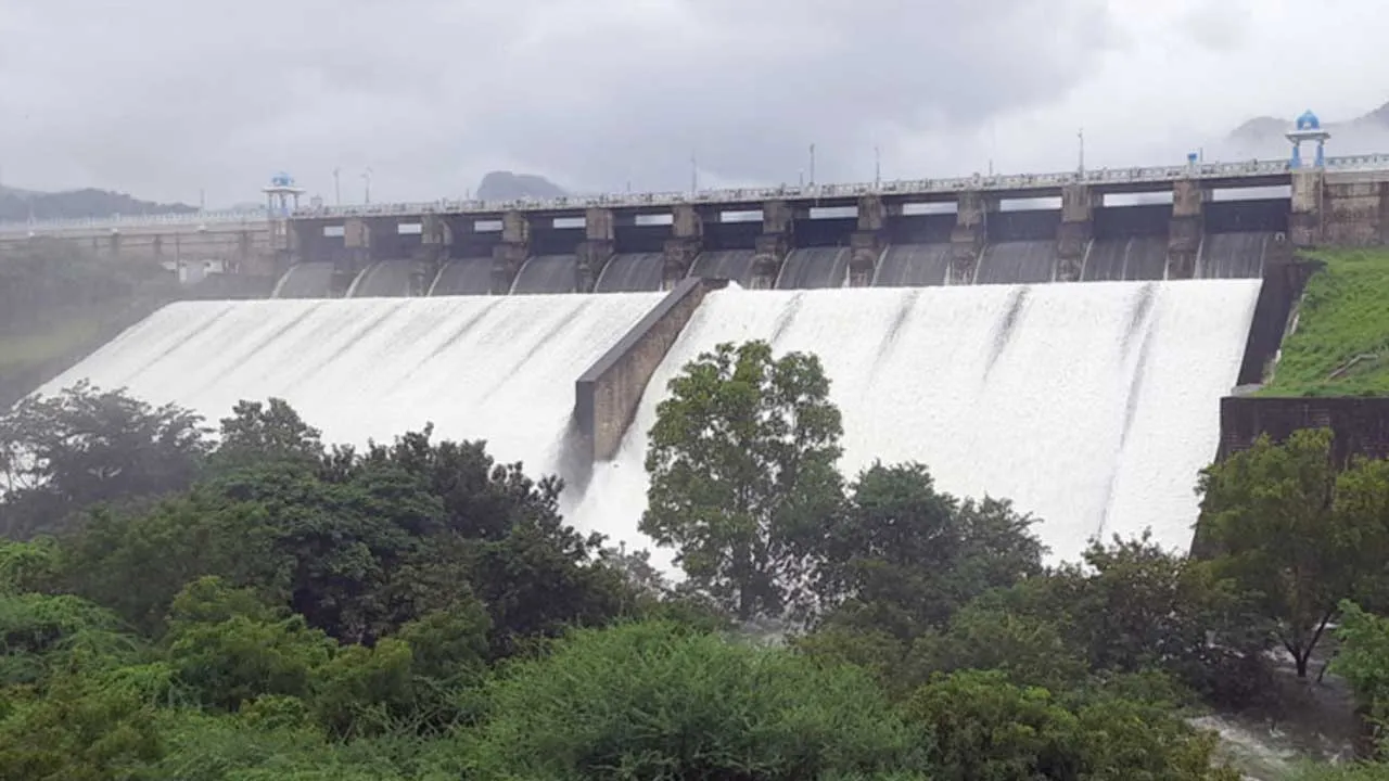  dam Photograph: (rain) 