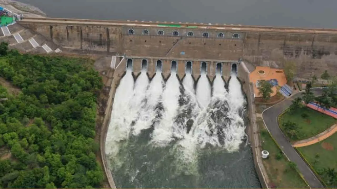  Continuous water inflow; Water release increases in Mettur Photograph: (mettur dam) 