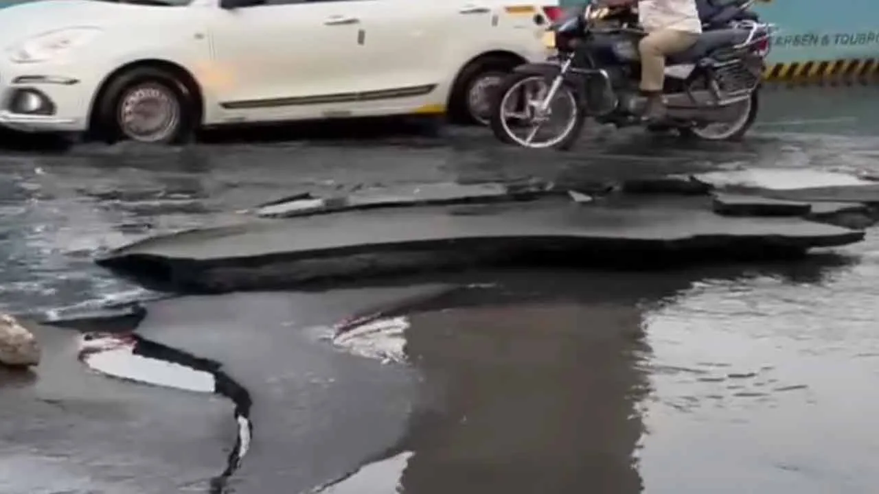  Sudden sinkhole in Koyambedu; Pipe bursts, sewage leaks out Photograph: (koyampedu) 