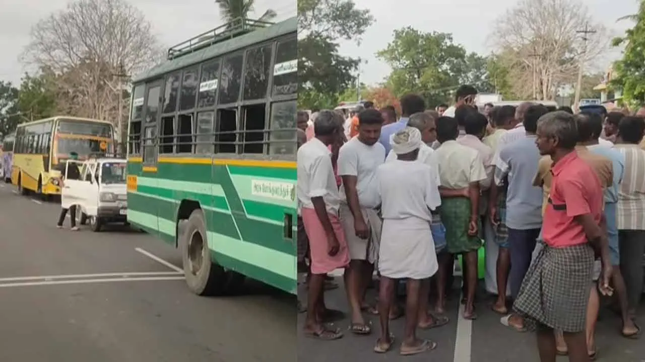  Public blockades road with empty jugs Photograph: (erode) 