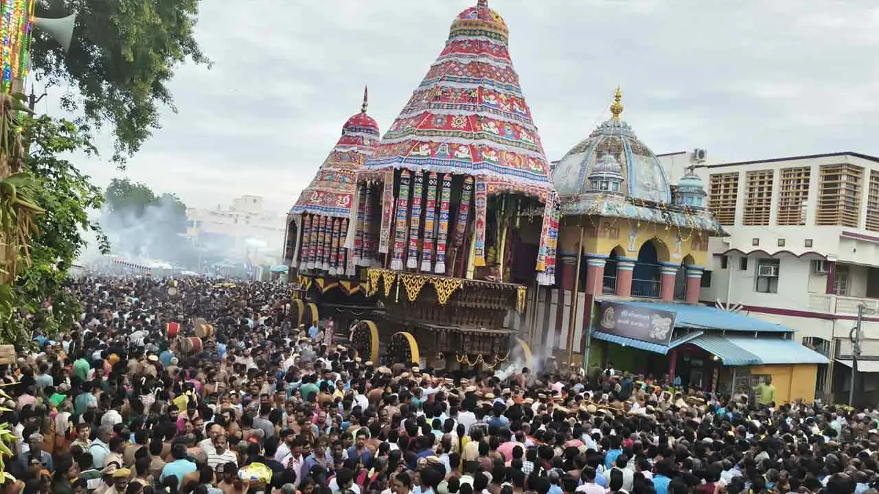  சிதம்பரம் நடராஜர் கோவில் ஆனி திருமஞ்சன தேர்த்திருவிழா; தீட்சிதர்கள் செயலால் பக்தர்கள் முகசுலிப்பு!