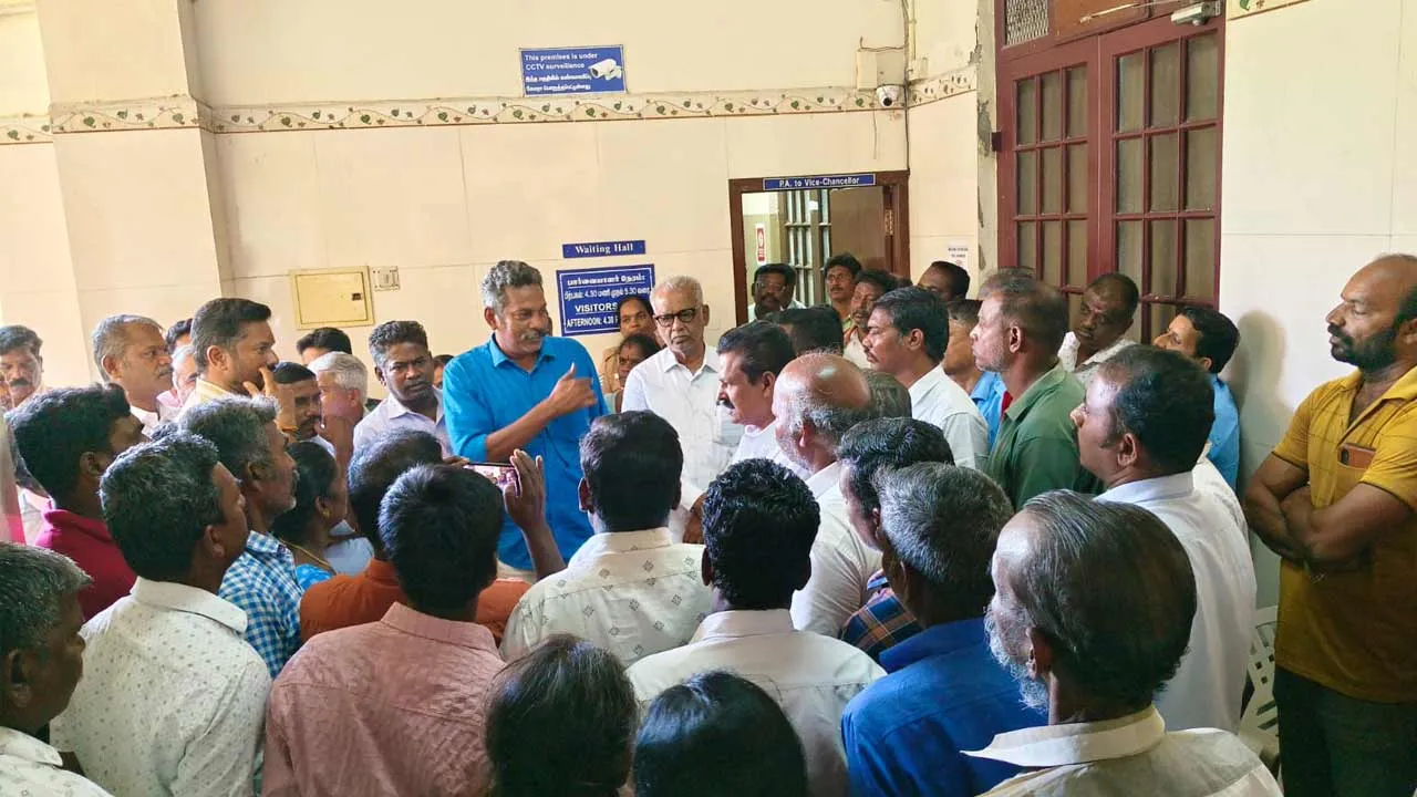  அண்ணாமலை பல்கலை. தொழிலாளர்கள் பணிநீக்க நடவடிக்கை எதிர்த்து போராட்டம்!