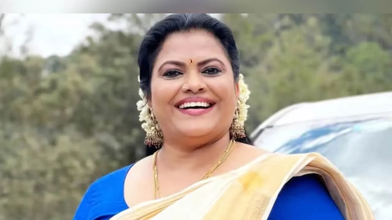  நடிகை மினு முனீர் கைது