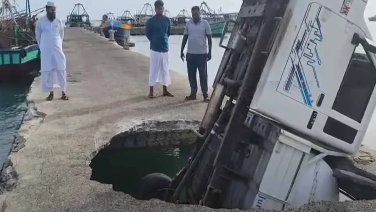  Bridge suddenly collapses; water truck trapped inside Photograph: (ramanathapuram) 