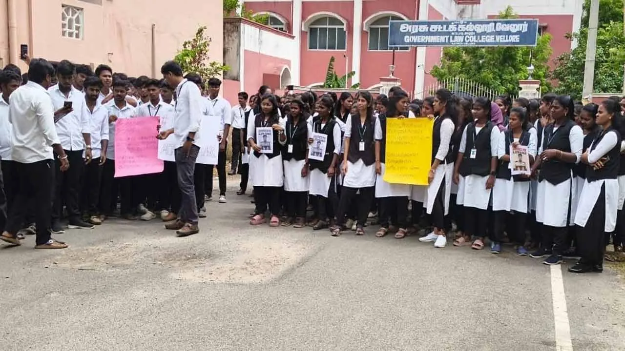  Law college students struggle against lockup  incident 