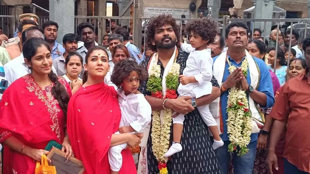  நயன்தாரா - விக்னேஷ் சிவன் தம்பதி குழந்தைகளுடன் சாமி தரிசனம்