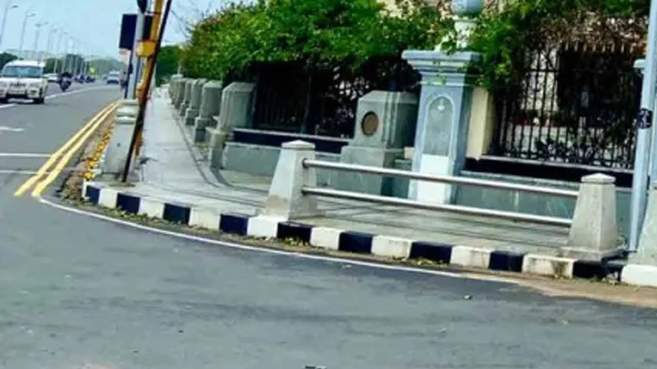  Children seriously injured after being electrocuted on a platform Photograph: (road safety) 