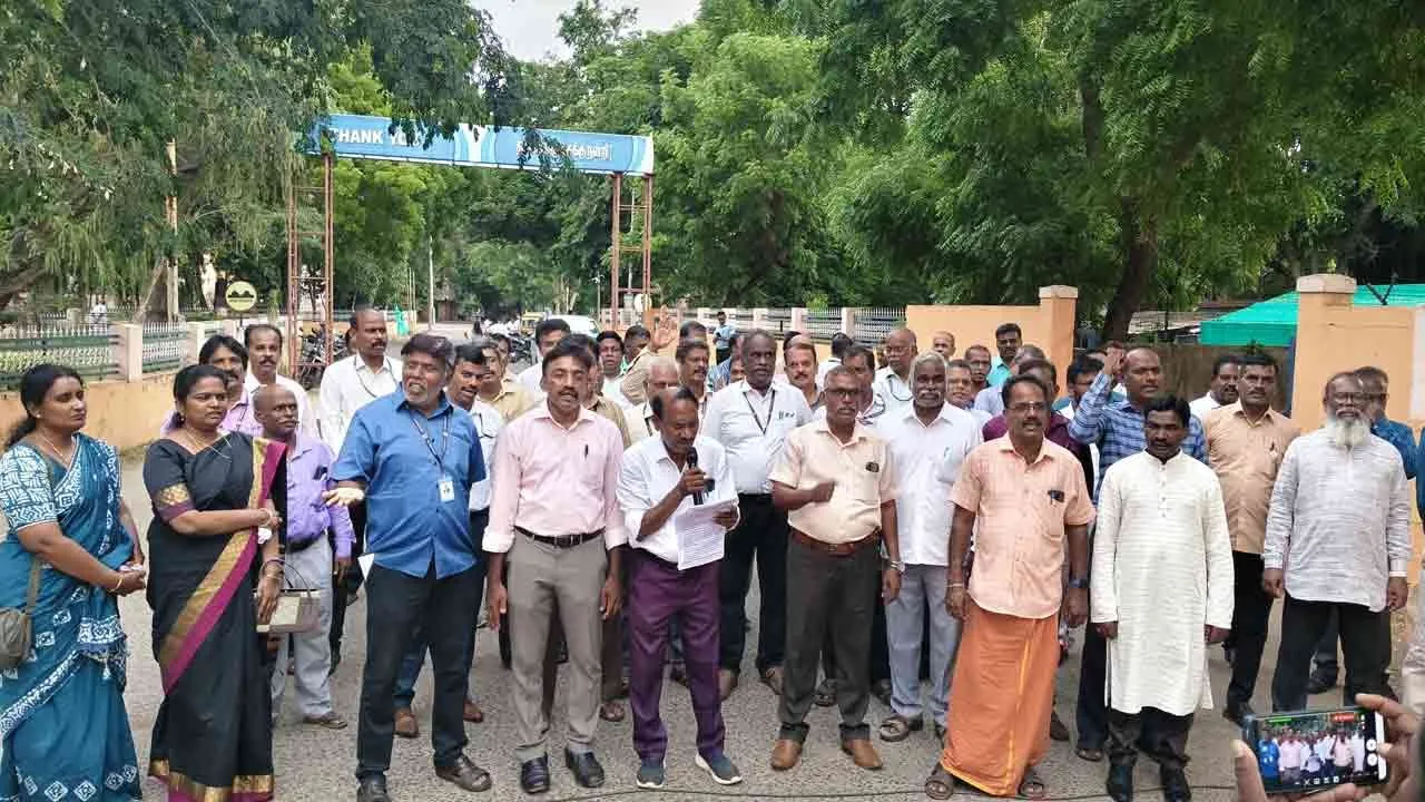  அண்ணாமலைப் பல்கலைக்கழகத்தில் பேராசிரியர்கள் ஆர்ப்பாட்டம்!
