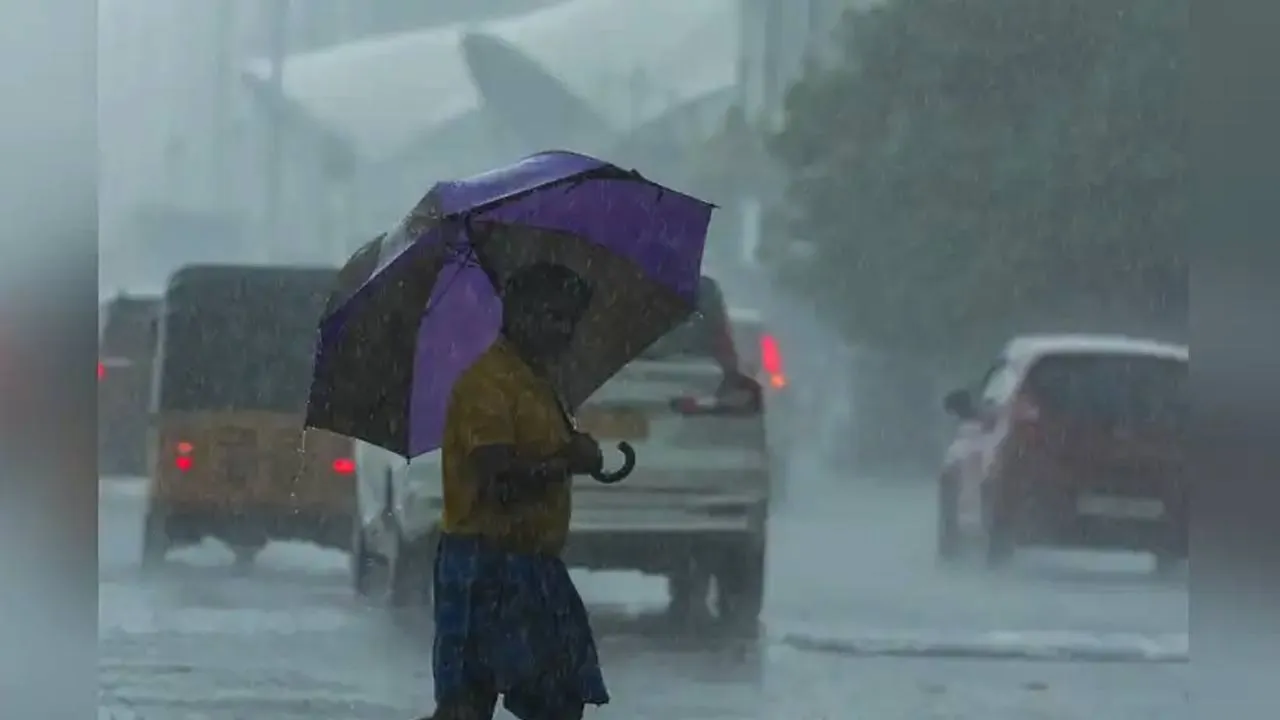  Alert for four districts Photograph: (rain) 