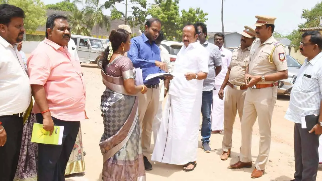  “நடிகர் விஜய் ஒரு நாள் முதல்வர் போல் பேசி வருகிறார்” - அமைச்சர் எம்.ஆர்.கே. பன்னீர்செல்வம்!