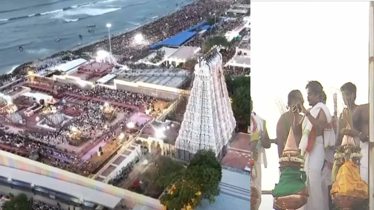  The 'Arokara Gosham' chanted in the sky - Thiruchendhur in  festiva mode Photograph: (thiruchendur) 