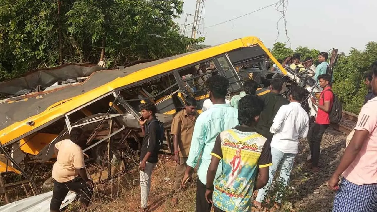 கடலூர் அருகே பள்ளி வேன் மீது ரயில் மோதி விபத்து; 2 மாணவர்கள் பலி!