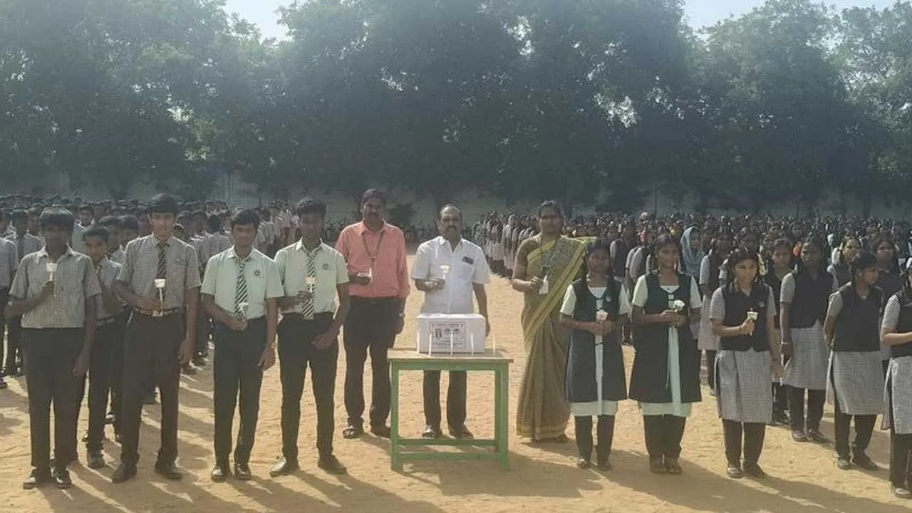  கடலூர் ரயில் விபத்தில் உயிரிழந்த மாணவர்களுக்கு மெழுகுவத்தி ஏந்தி  அஞ்சலி!