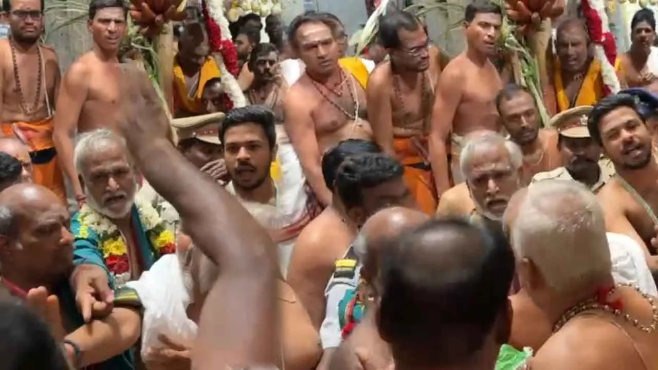  கோவிலுக்குள் அமைச்சர் சேகர்பாபுவுடன் திரிசுதந்திரர்கள் வாக்குவாதம்; வெளியான அதிர்ச்சி வீடியோ!