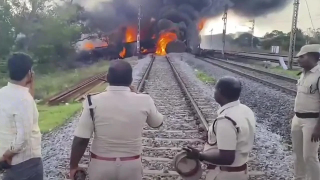  Tiruvallur train fire accident - important announcement released Photograph: (train) 