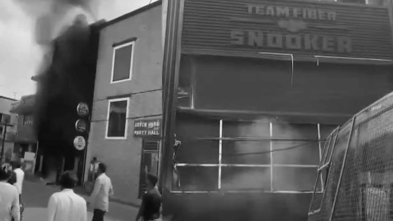  வணிக வளாகத்தில் பயங்கர தீ விபத்து; 6 பேர் காயம்!
