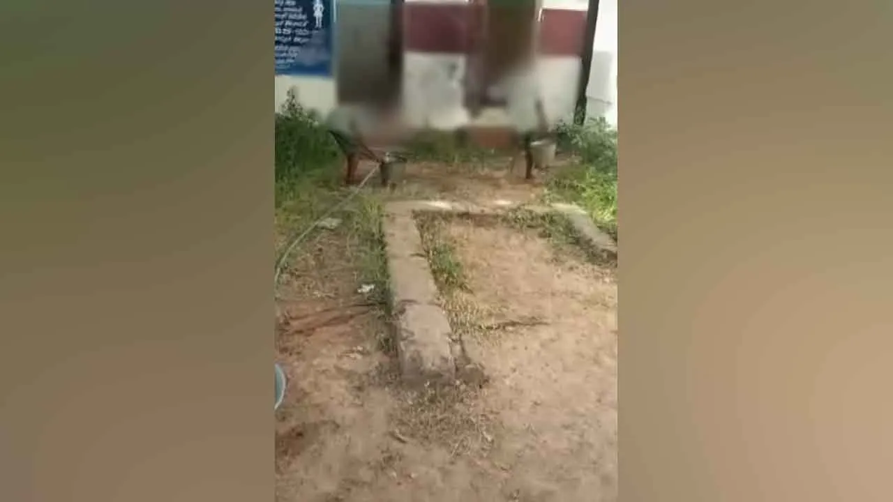  அரசுப் பள்ளியில் கழிவறையைச் சுத்தம் செய்த மாணவர்கள்!
