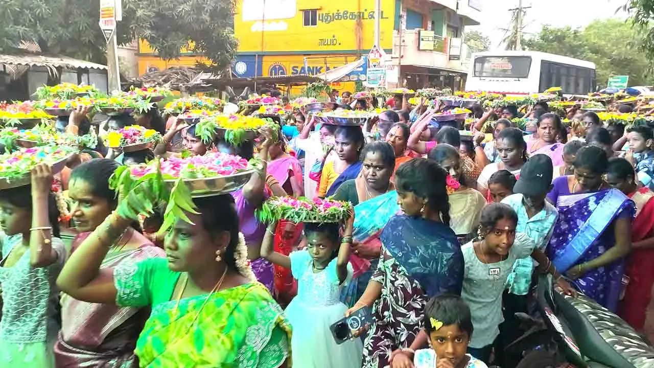  முத்துமாரியம்மன் கோயில் பூச்சொரிதல் திருவிழா; டன் கணக்கில் பூக்கள் குவிந்தது!