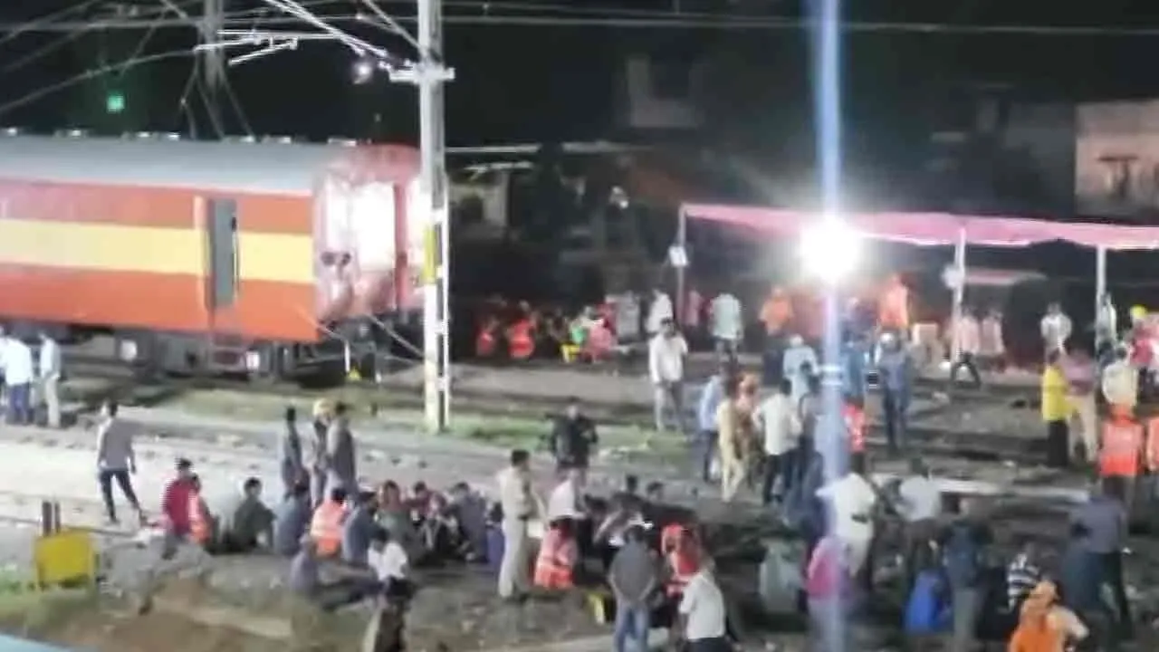  ரயில் தீ விபத்து; இரவிலும் சீரமைப்பு பணிகள் தீவிரம்!