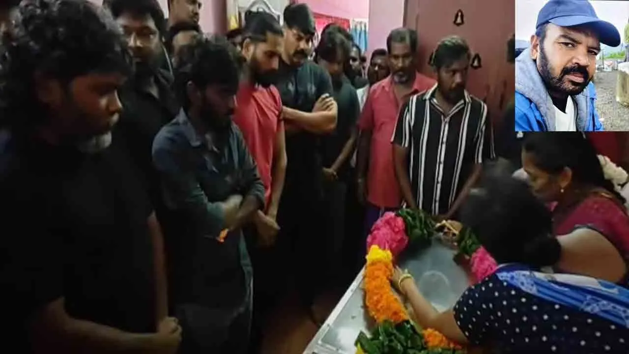 Film crew pays tribute to deceased stand master Photograph: (film industry) 