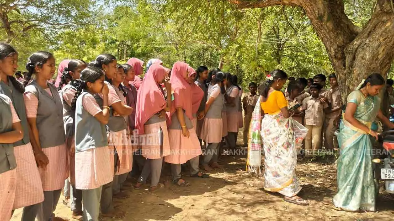  Teachers who went on a job transfer - 'Don't go..' Students were moved to tears Photograph: (students) 