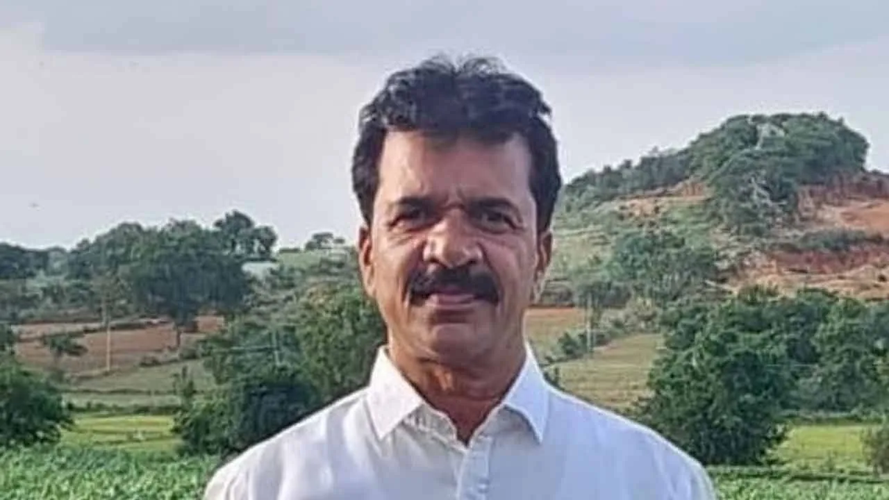  A mob Massacre a Communist Party leader by throwing chili powder and shot in telangana 
