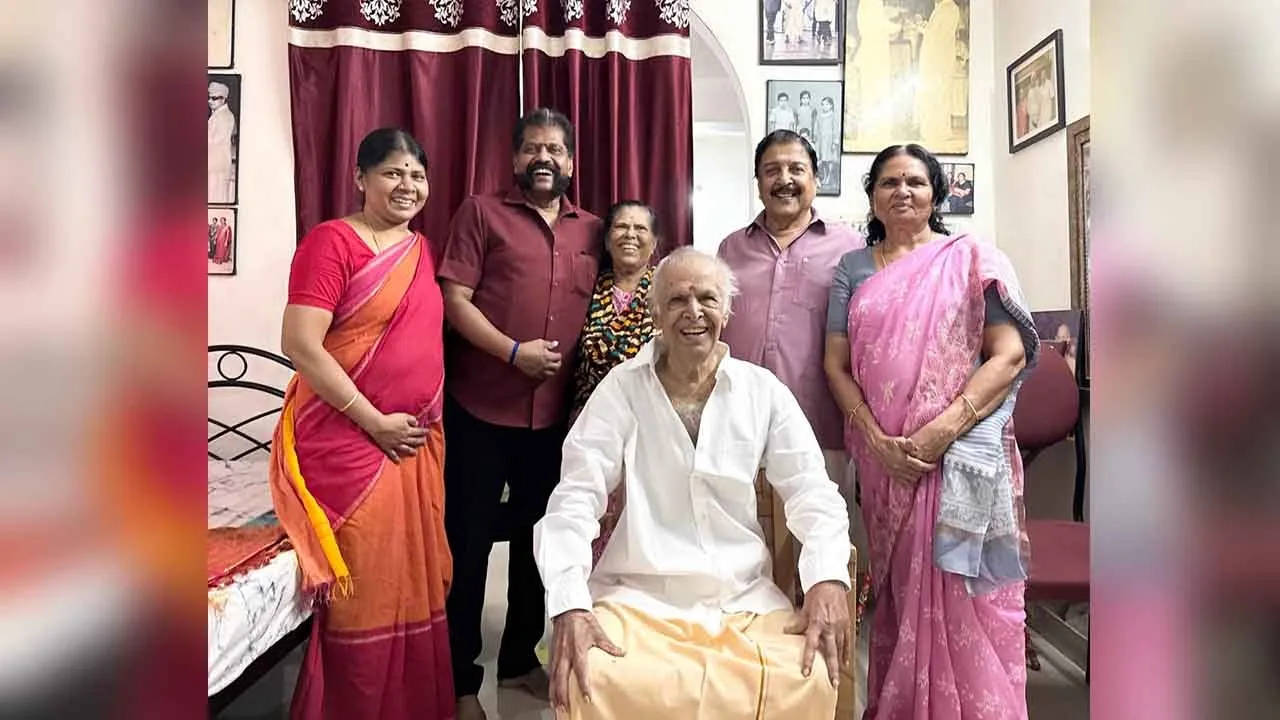  கதாசிரியர் கலைஞானம் பிறந்தநாள்; நக்கீரன் ஆசிரியர் நேரில் சென்று வாழ்த்து!