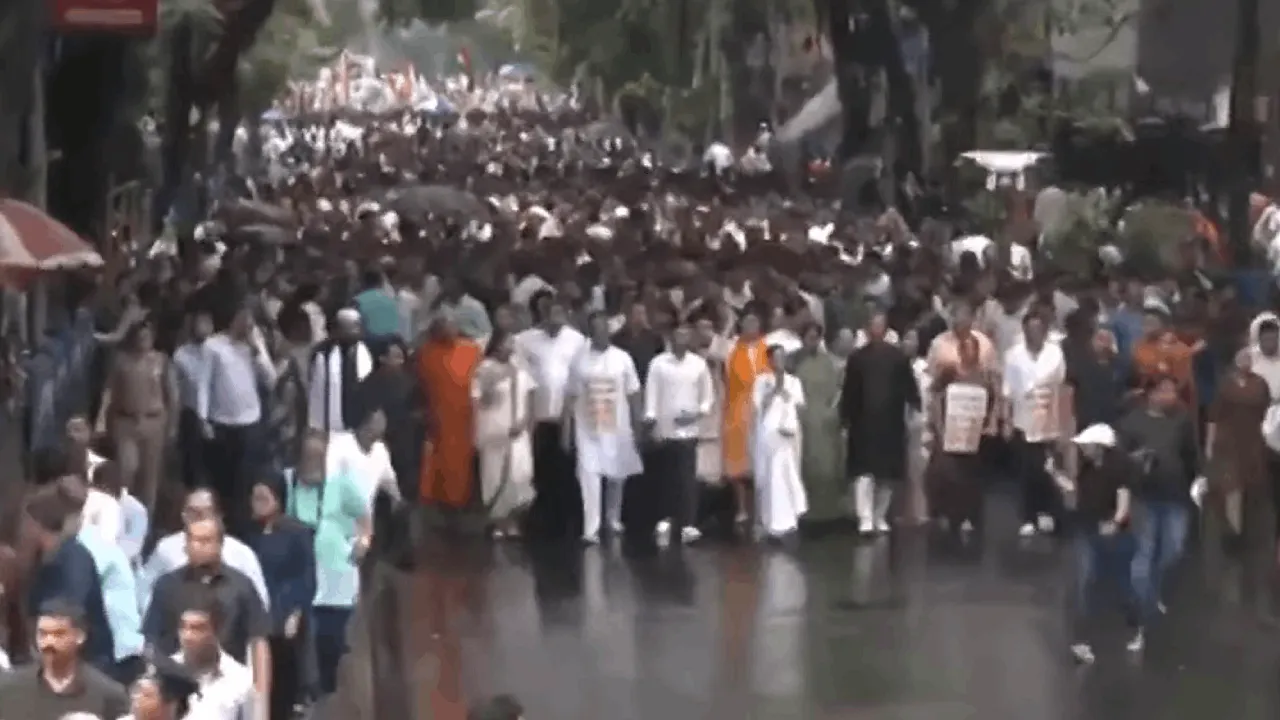  Mamata Banerjee held a huge rally against bjp government accused targeting migrant 
