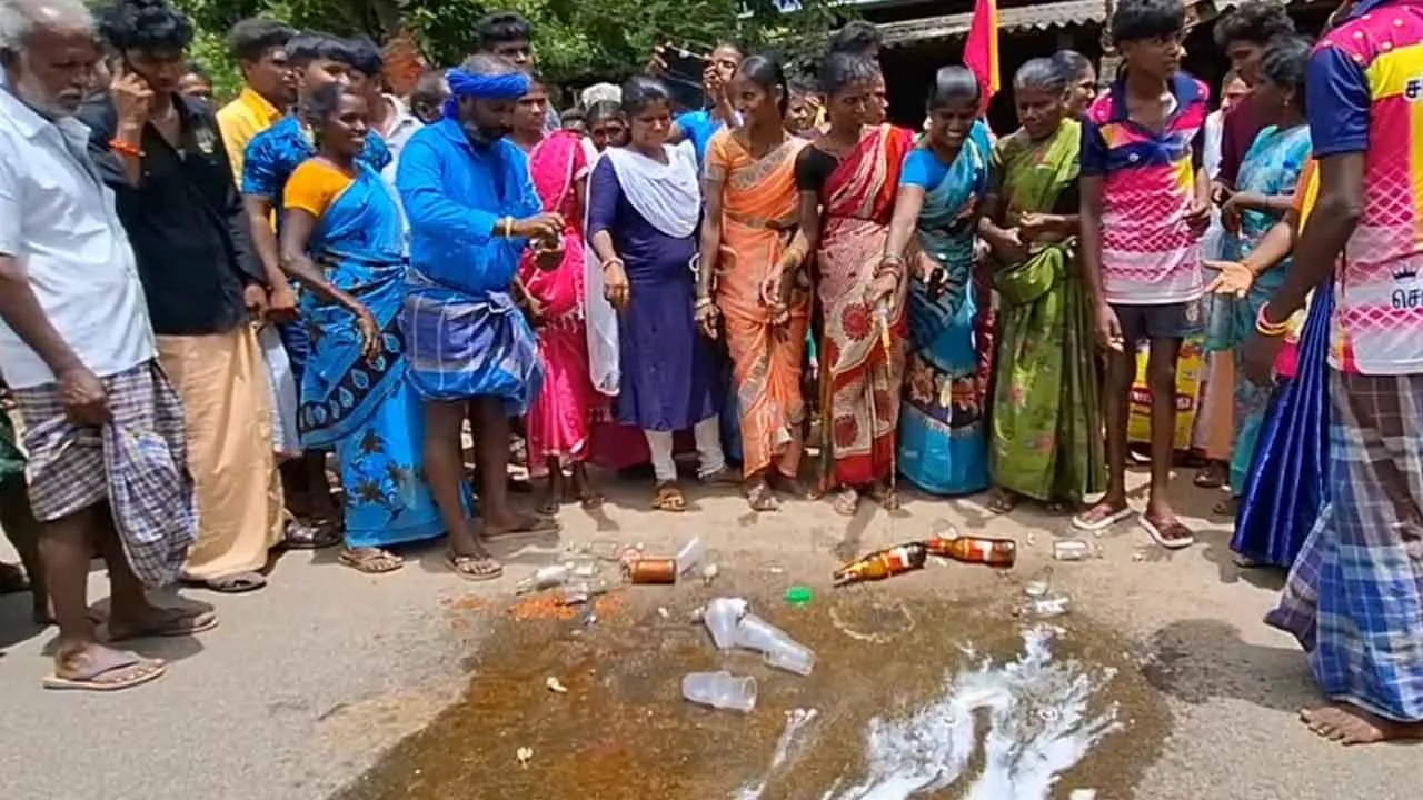  மதுபான கடைக்குள் புகுந்து பெண்கள்;  நடுரோட்டி பாட்டிலை உடைத்து  ஆர்ப்பாட்டம்!