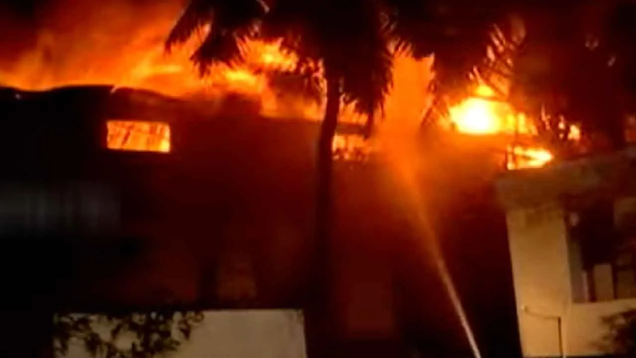  Fire breaks out at rubber factory Photograph: (fire) 