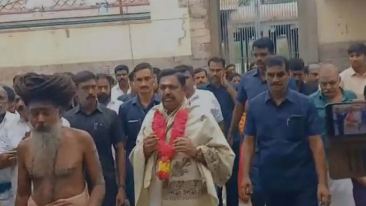  சட்டமன்ற தேர்தலில் வெற்றிபெற எடப்பாடி பழனிச்சாமி சிறப்பு பூஜை!
