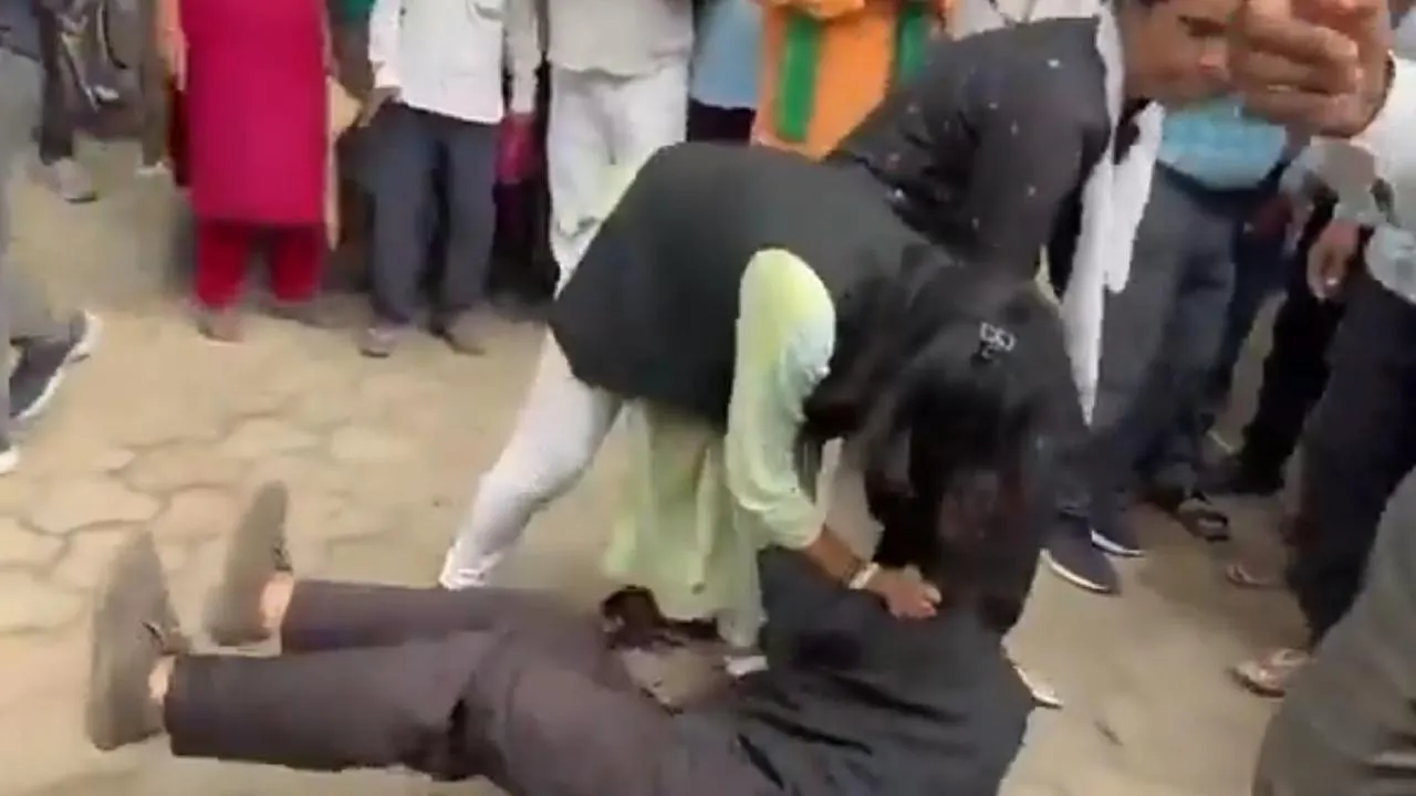  Female lawyers fought by grabbing hair in the courtroom in uttar pradesh 