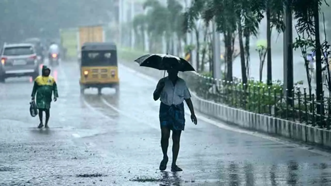  Heavy rains continue to fall - Alert issued for 14 districts Photograph: (rain) 