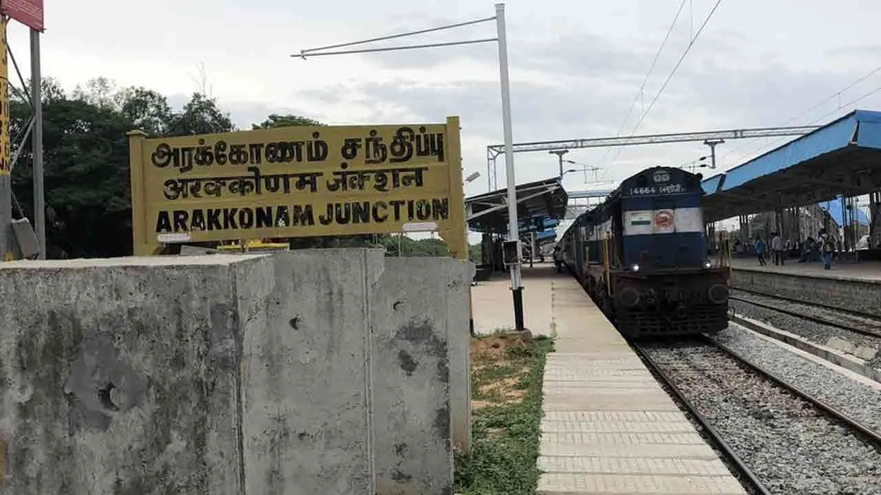  Rail connection failure - train service affected Photograph: (arakkonam) 