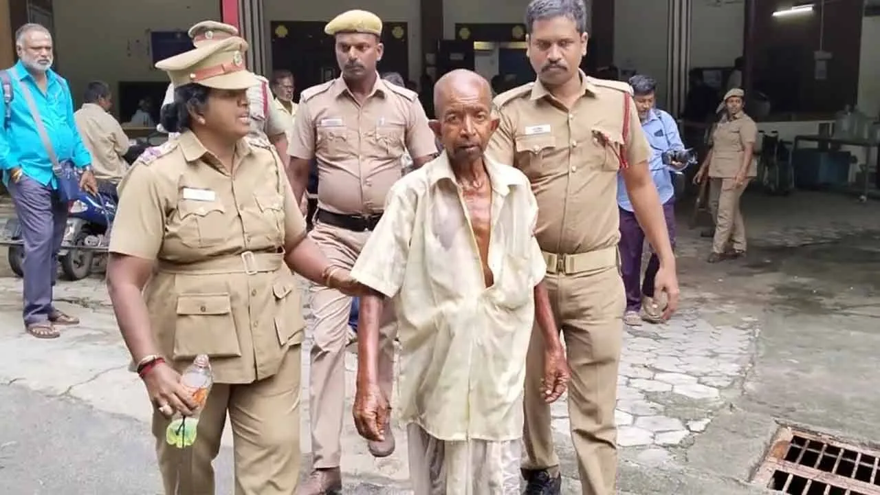  ‘கொலை மிரட்டல் வருது.. புகார் கொடுத்தும் பயனில்லை..’ - ஆட்சியர் அலுவலகத்தில் முதியவர் விபரீத முடிவு!