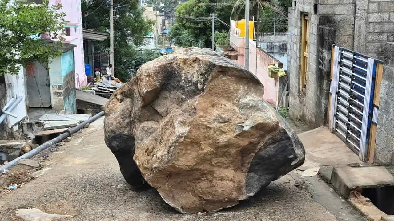  மழையால் சாலையின் நடுவே உருண்டு விழுந்த ராட்சத பாறை!
