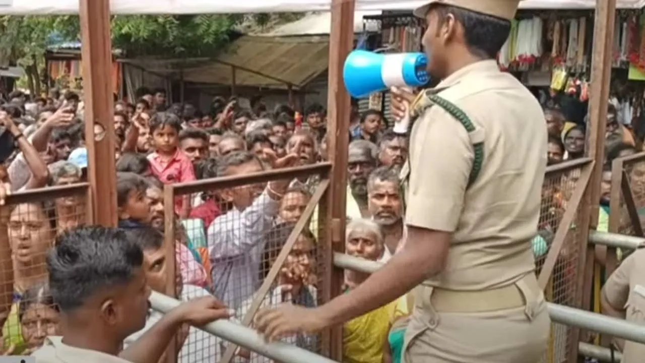  Devotees gather at Sathuragiri; Argument over time restrictions Photograph: (VIRUDHUNAGAR) 