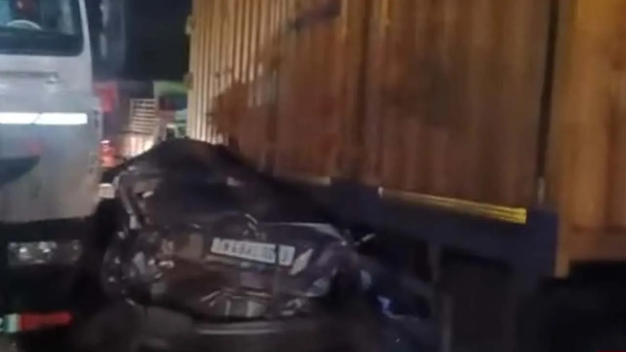  Four cars and trucks collide in an accident - Krishnagiri National Highway comes to a standstill Photograph: (road accident) 